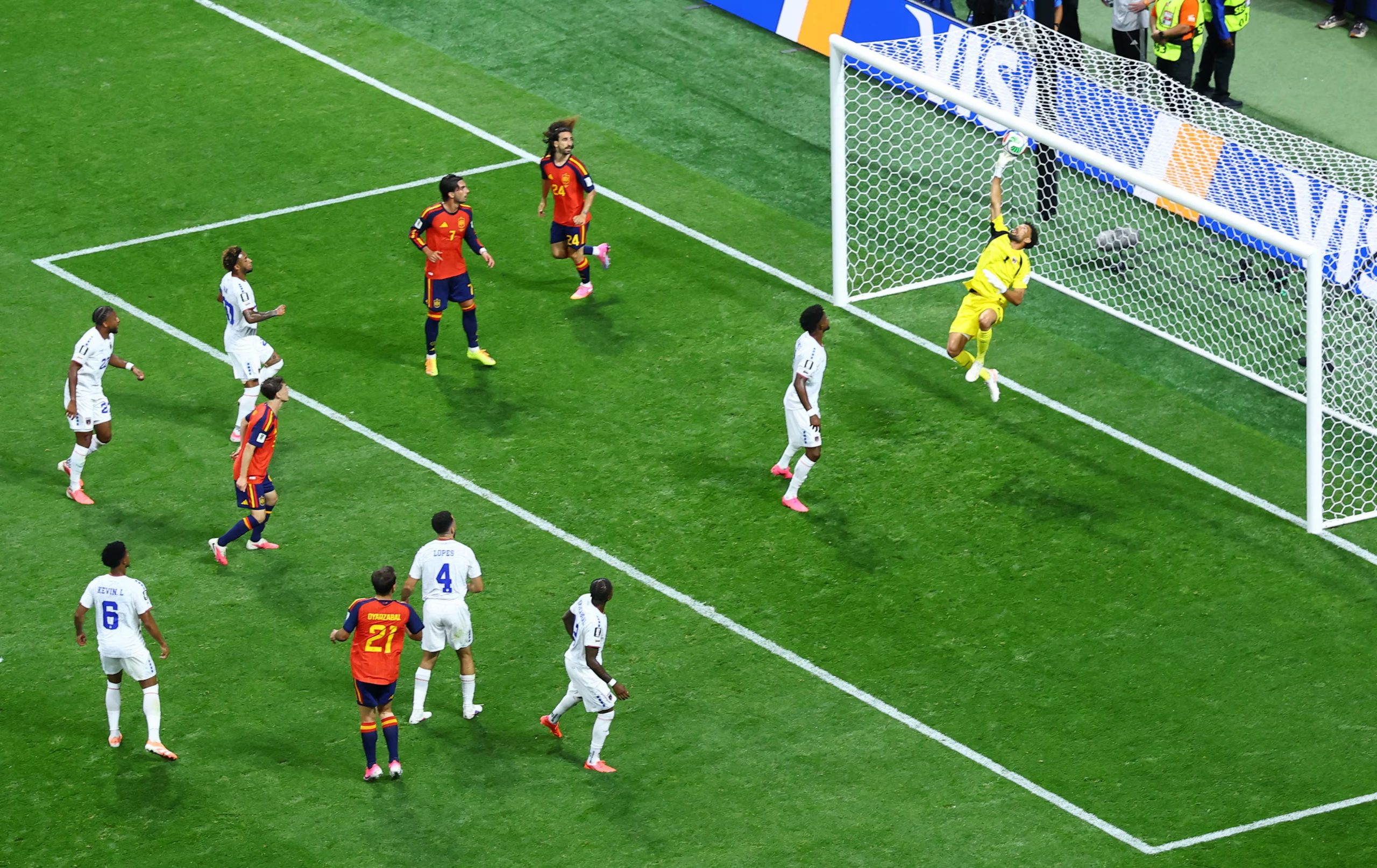 Las atajadas de Vozinha en el primer partido del Mundial causaro revuelo en redes sociales. (Foto: REUTERS/Bernadett Szabo)