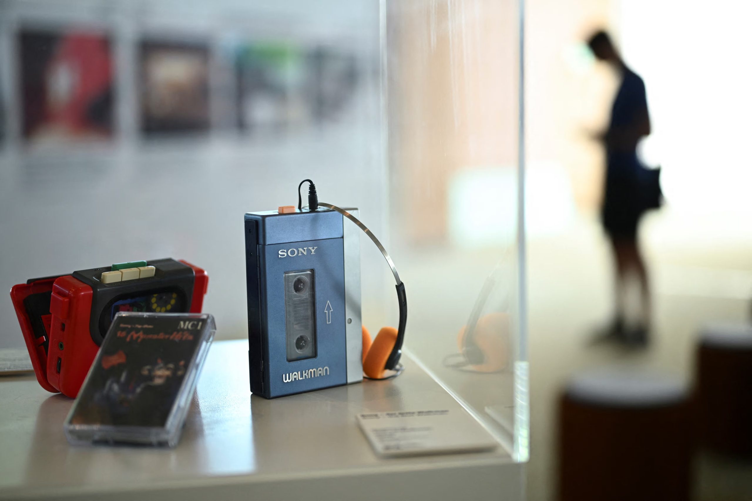 El Walkman moderno atrae a usuarios que buscan desconectarse de la inmediatez digital y escuchar música como una actividad separada del teléfono. (REUTERS/Annegret Hilse)
