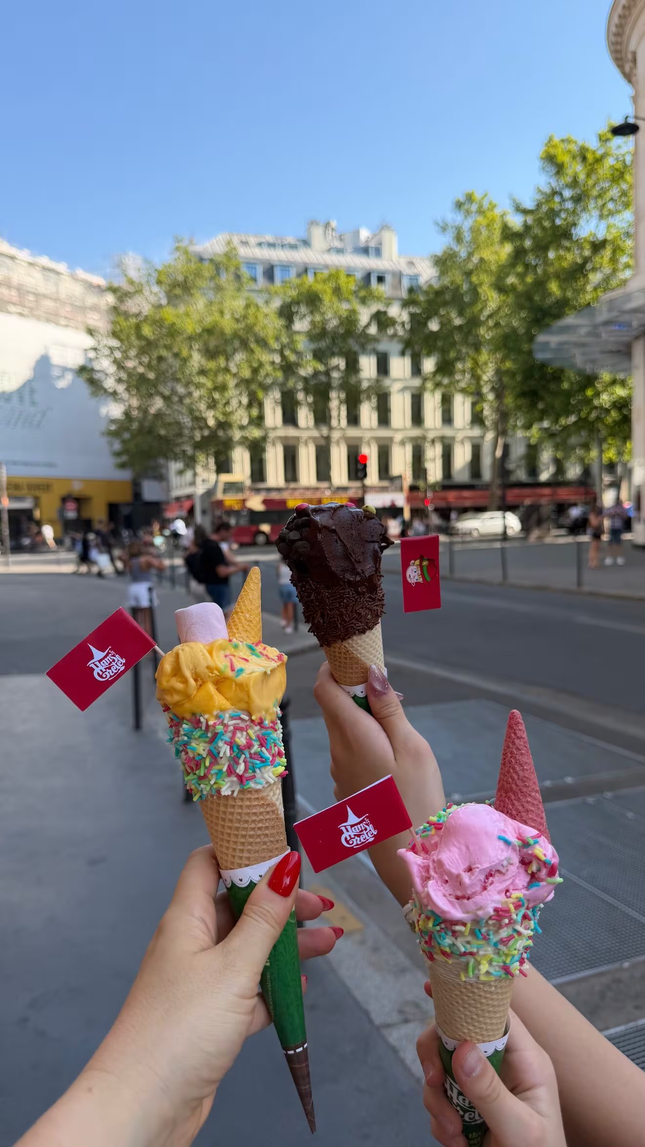 En medio de la ola de calor, la familia disfrutó de unos helados artesanales 