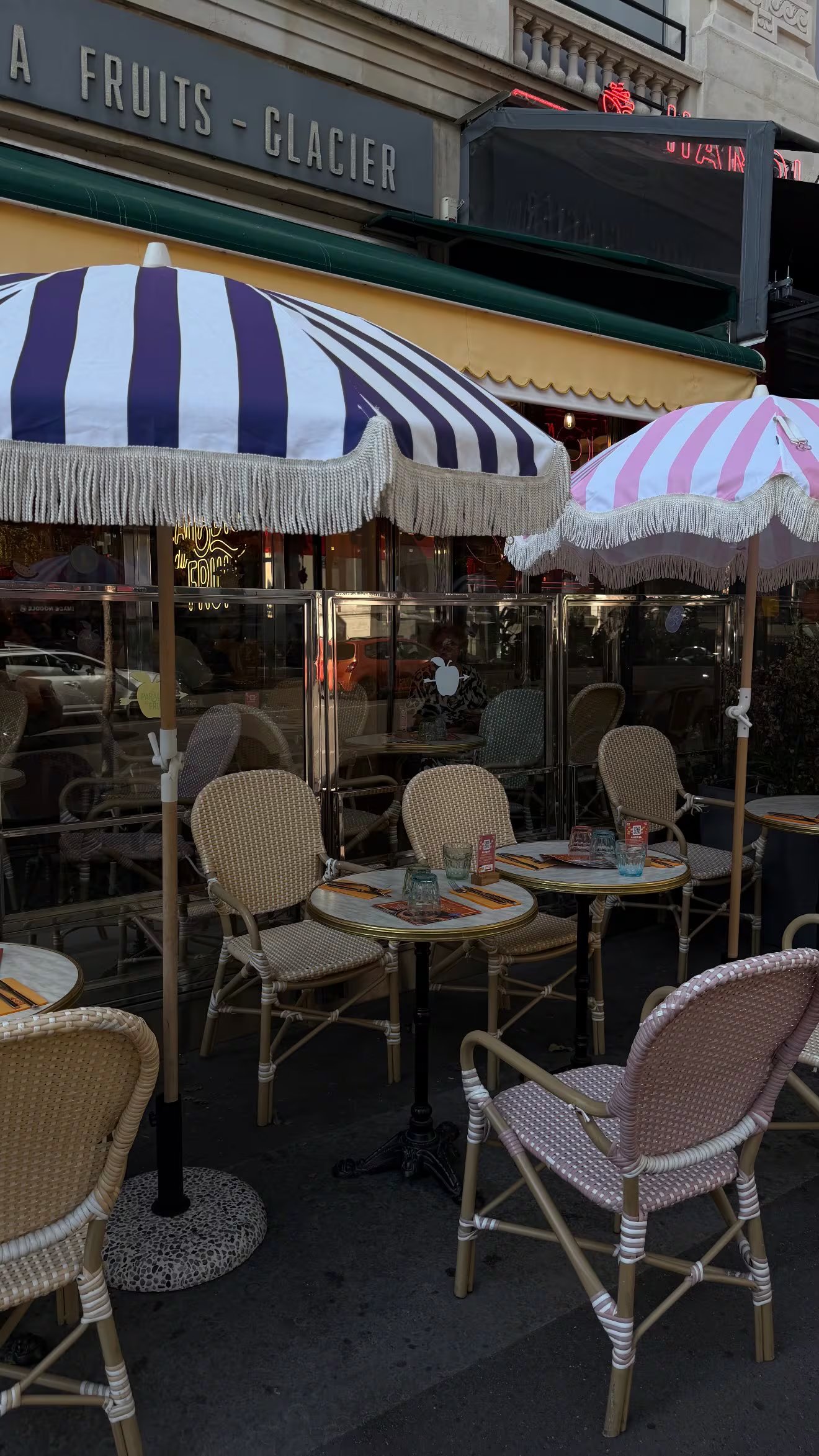 El típico café parisino que fotografió Wanda (Instagram)