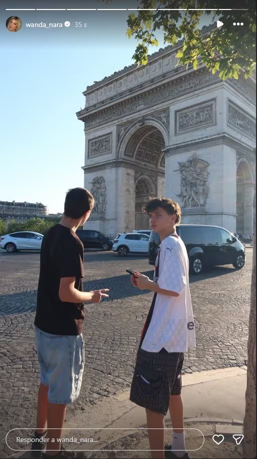 Los hijos de Wanda Nara, Benedicto y Constantino, posan frente al Arco de Triunfo en París.
