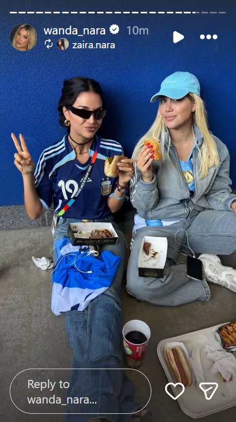 Wanda y Zaira Nara, vistiendo camisetas de la Selección Argentina, comiendo antes de la gran final del Mundial 2026. Luego se enteraron del robo en Italia