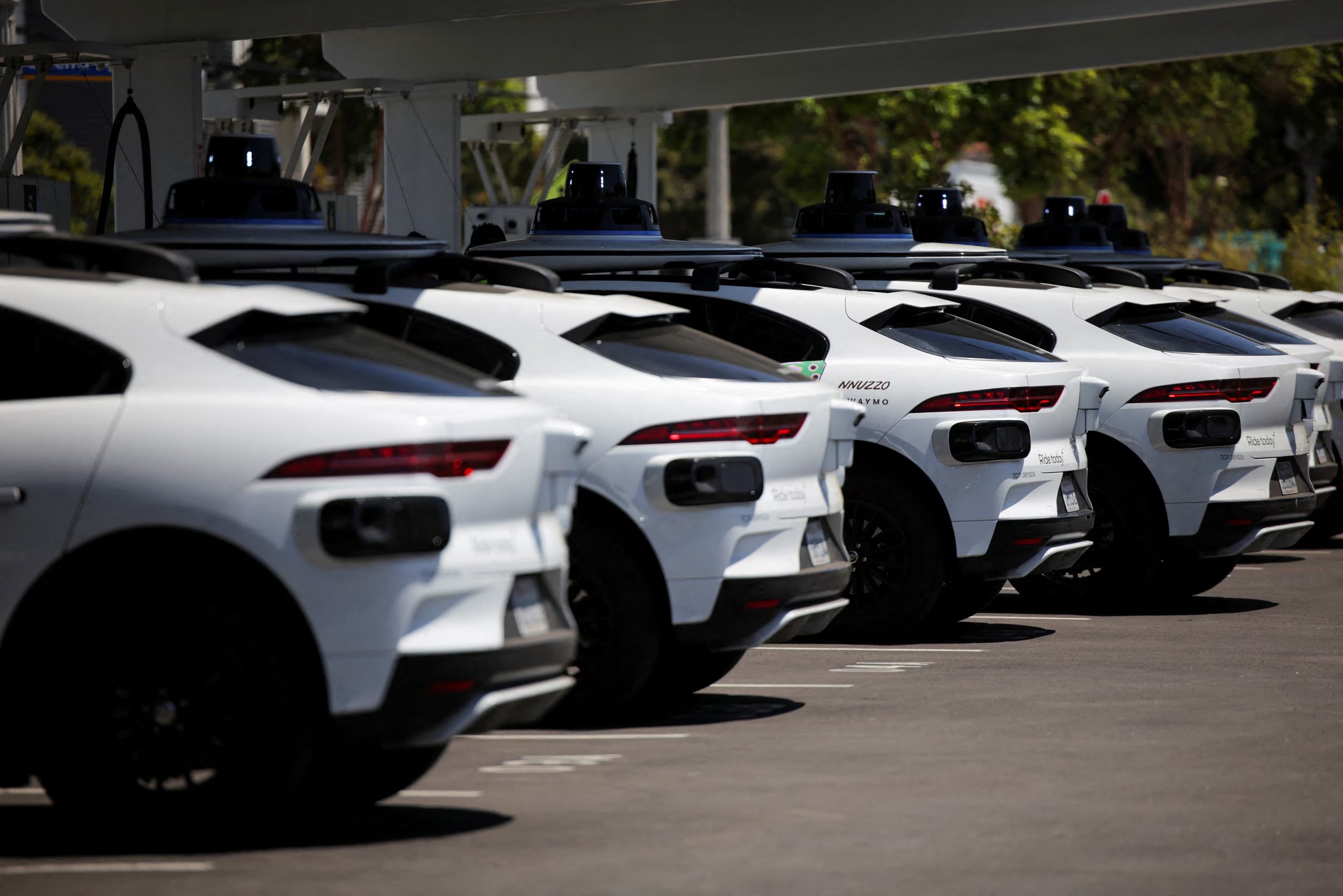 Waymo reincorporó a su flota en Phoenix los autos sin conductor que operaban en Uber y ahora solo los ofrece en su propia aplicación.(REUTERS/Daniel Cole/File Photo)