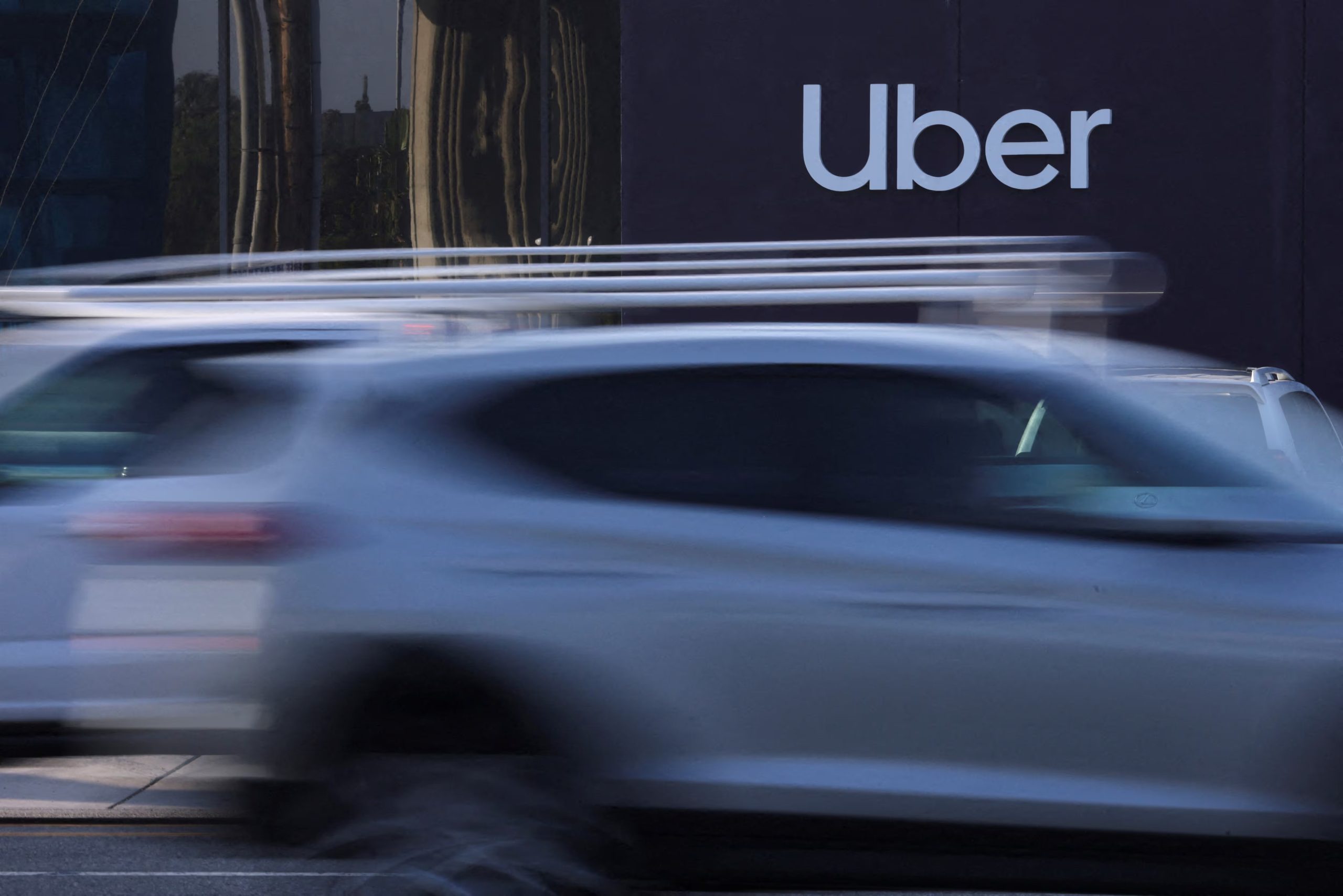 Uber informó que prepara una nueva alianza de vehículos autónomos en Phoenix, aunque todavía no reveló el nombre de su socio.(REUTERS/Mike Blake/File Photo)