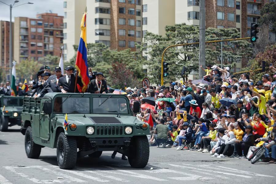 El desfile del 20 de julio en Bogotá provoca cierres viales en Ciudad Bolívar y altera rutas alimentadoras y TransMiZonales desde los ensayos previos. (Camila Díaz/Colprensa)