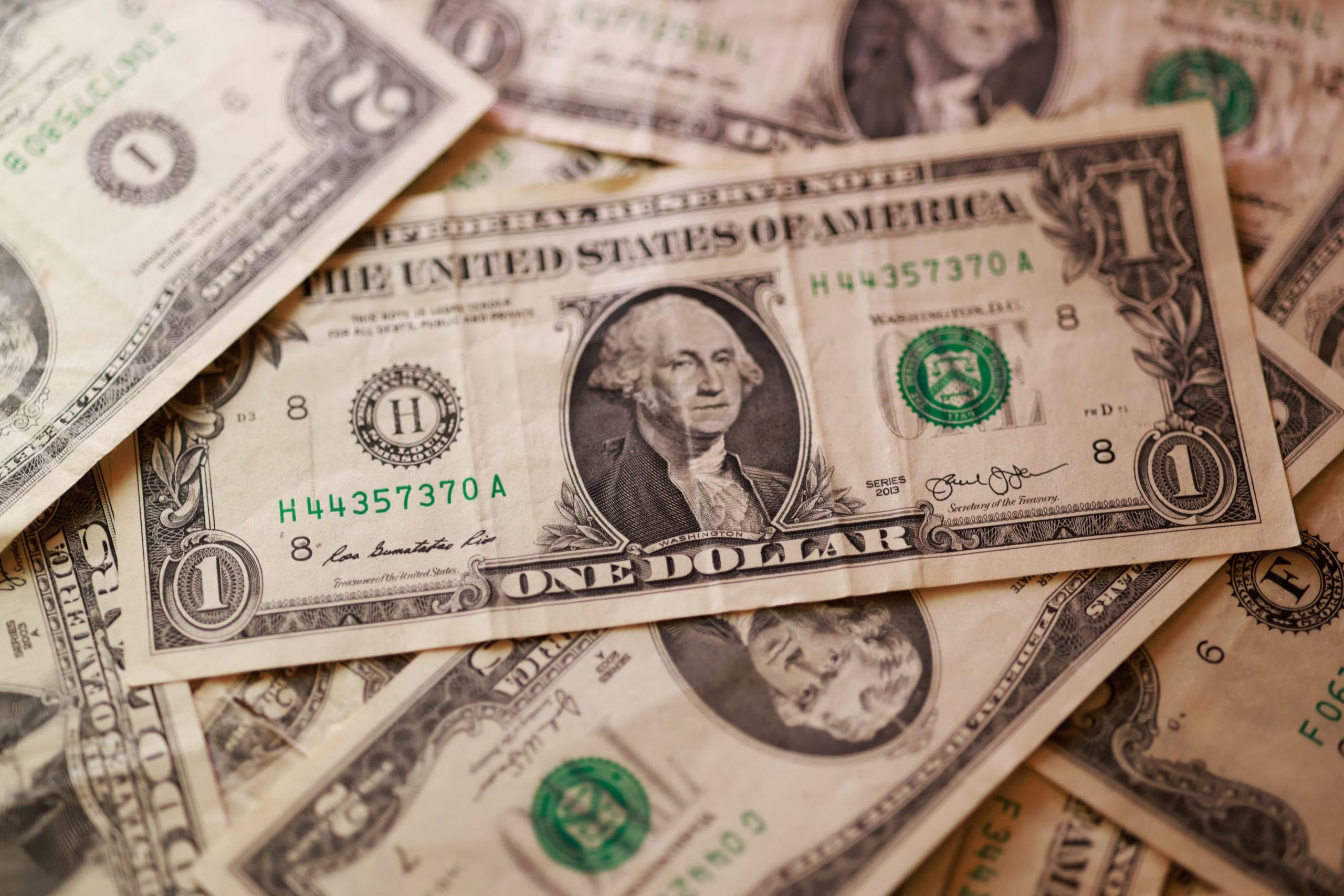 Los estafadores suelen presionar con urgencia para pedir dinero. REUTERS/Dado Ruvic