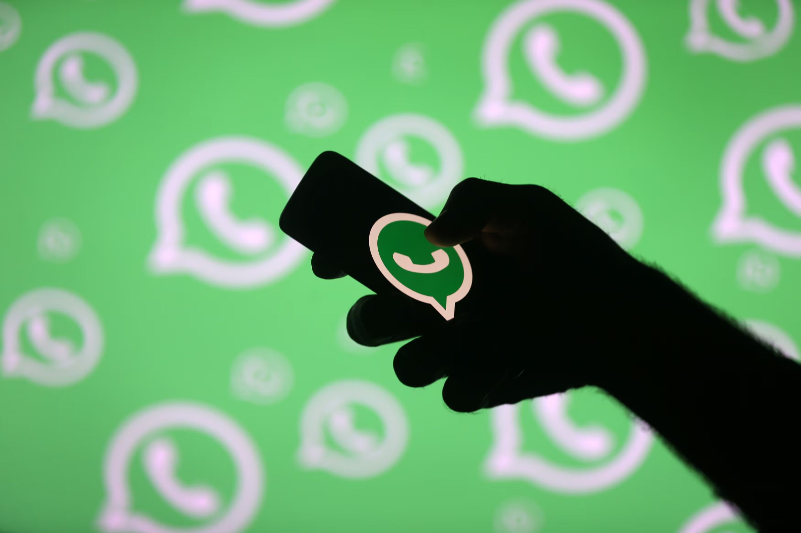 Puedes enviar los videos o fotos como documentos para mantener su calidad. REUTERS/Dado Ruvic