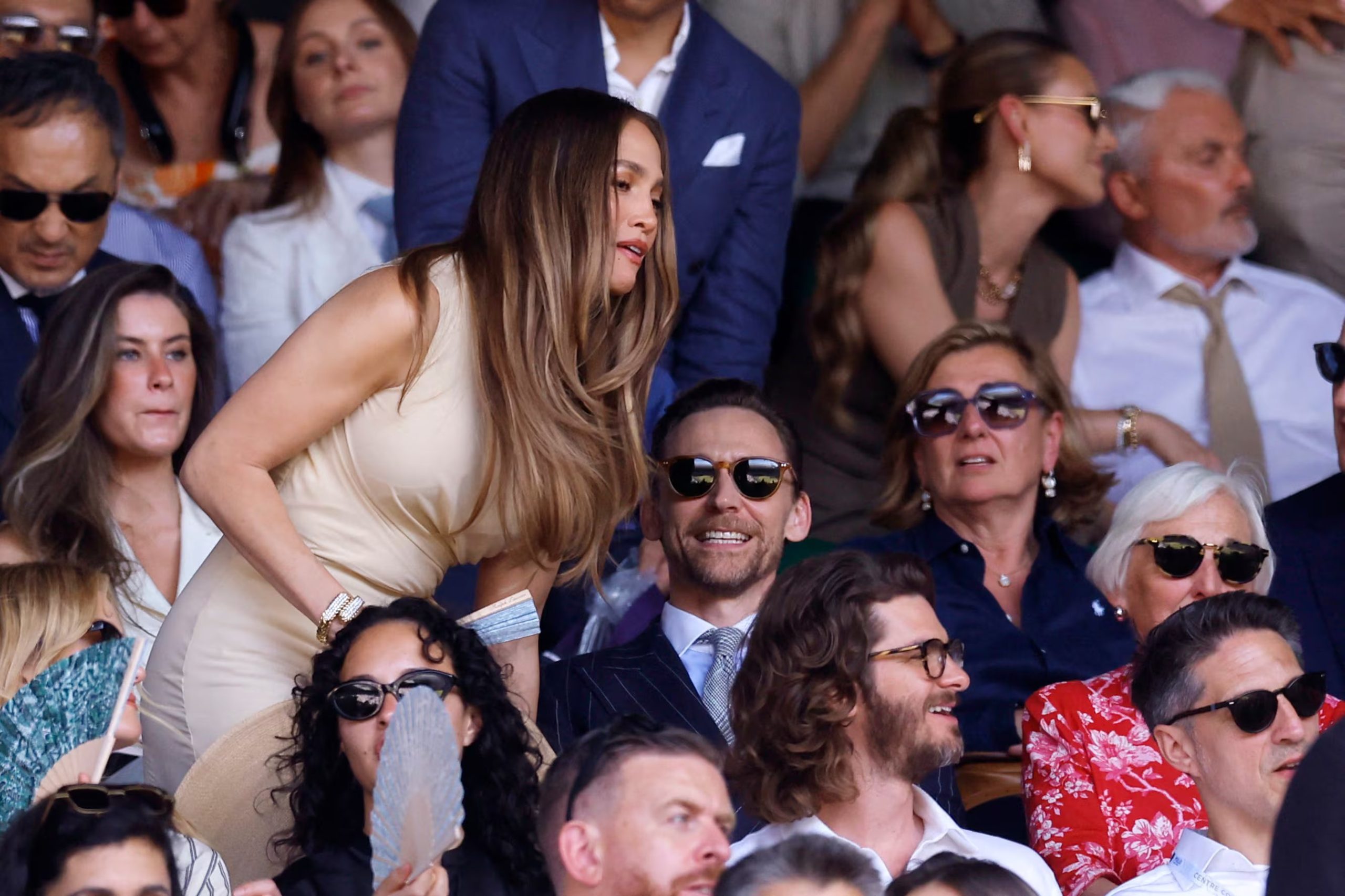 Jennifer Lopez elige un vestido crema entallado con ondas sueltas, joyas doradas y maquillaje en tonos nude 
