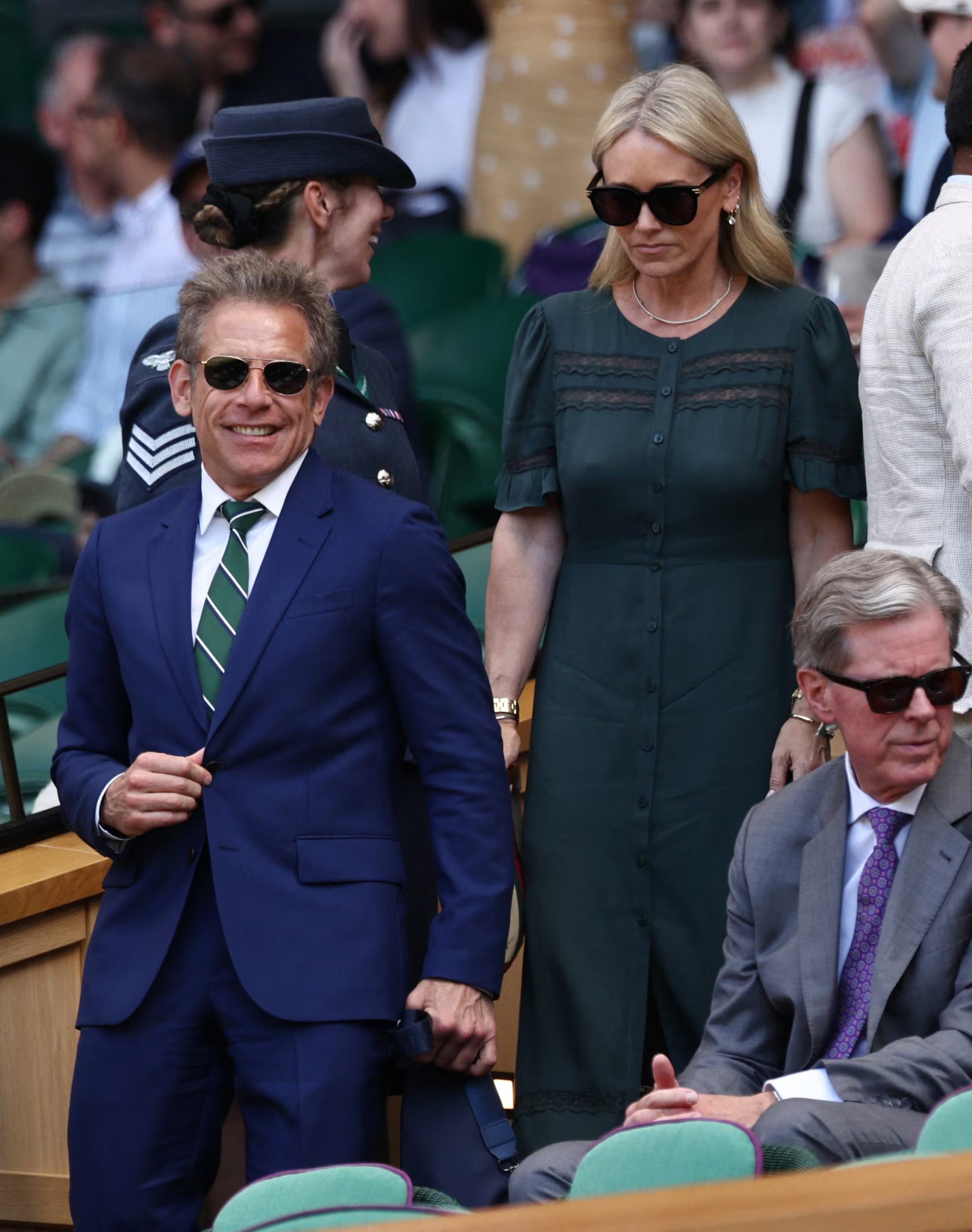Ben Stiller y Christine Taylor coordinan tonos azules y verdes, con trajes y vestido con encaje, sumando gafas oscuras y accesorios simples
