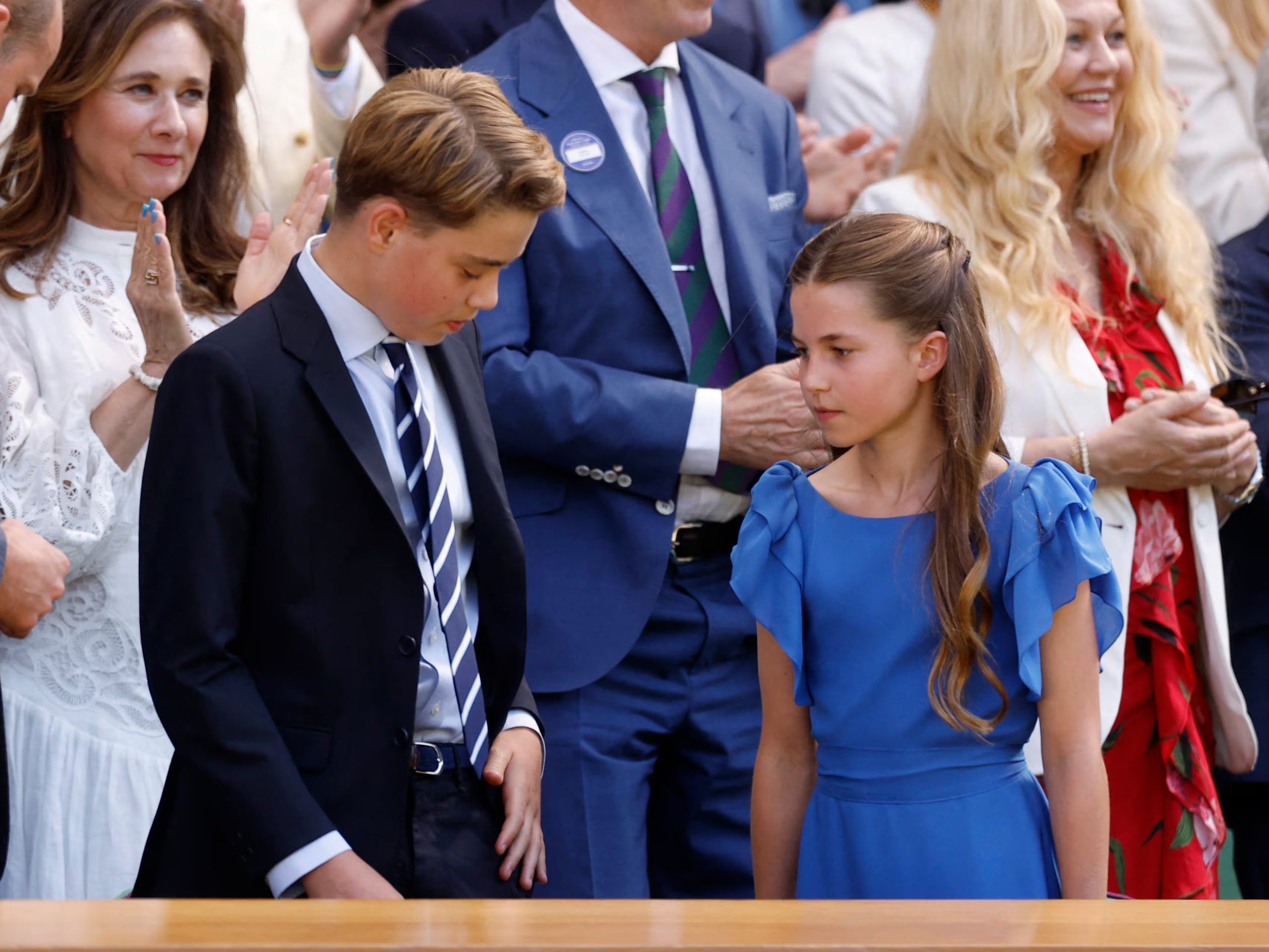 La princesa Charlotte y el príncipe George llevan azul en clave formal, con vestido de volantes y traje con corbata a rayas