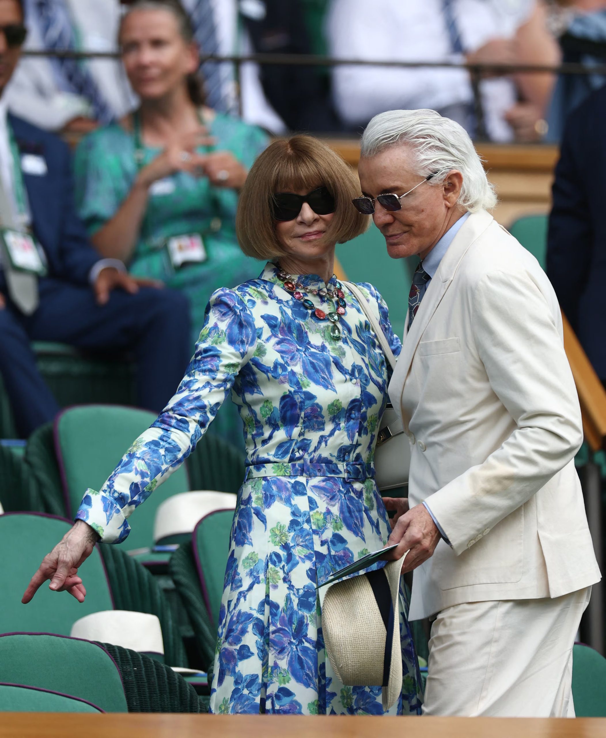Anna Wintour y Baz Luhrmann combinan flores azules y crema, con bob icónico, collares llamativos y sastrería luminosa
