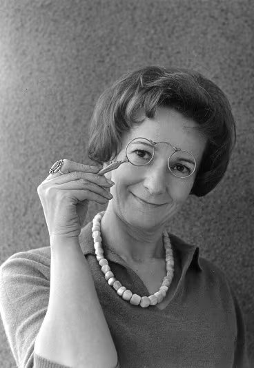 Wisława Szymborska nació el 2 de julio de 1923 en Bnin (hoy parte de Kórnik), Polonia, y pasó la mayor parte de su vida en Cracovia
