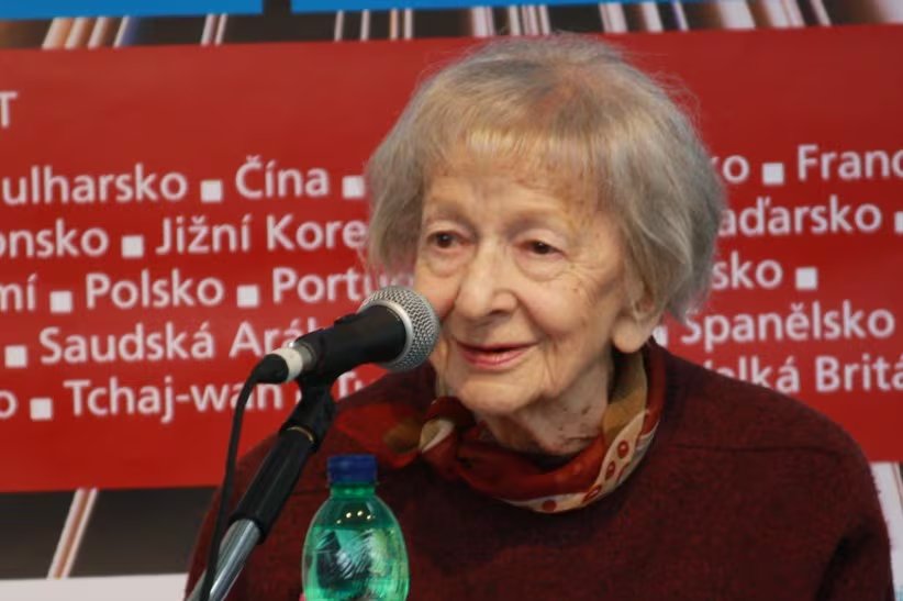 Wisława Szymborska falleció pacíficamente mientras dormía en su casa de Cracovia el 1 de febrero de 2012, a los 88 años, a causa de un cáncer de pulmón