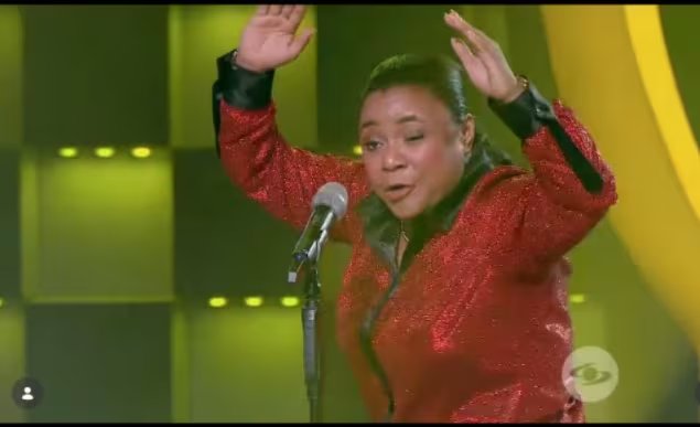 La imitadora eligió uno de los atuendos icónicos del Cacique de La Junta y cantó 'Cundé, cundé' , generando reacciones inmediatas entre el público y en redes sociales - crédito captura de pantalla Caracol Televisión