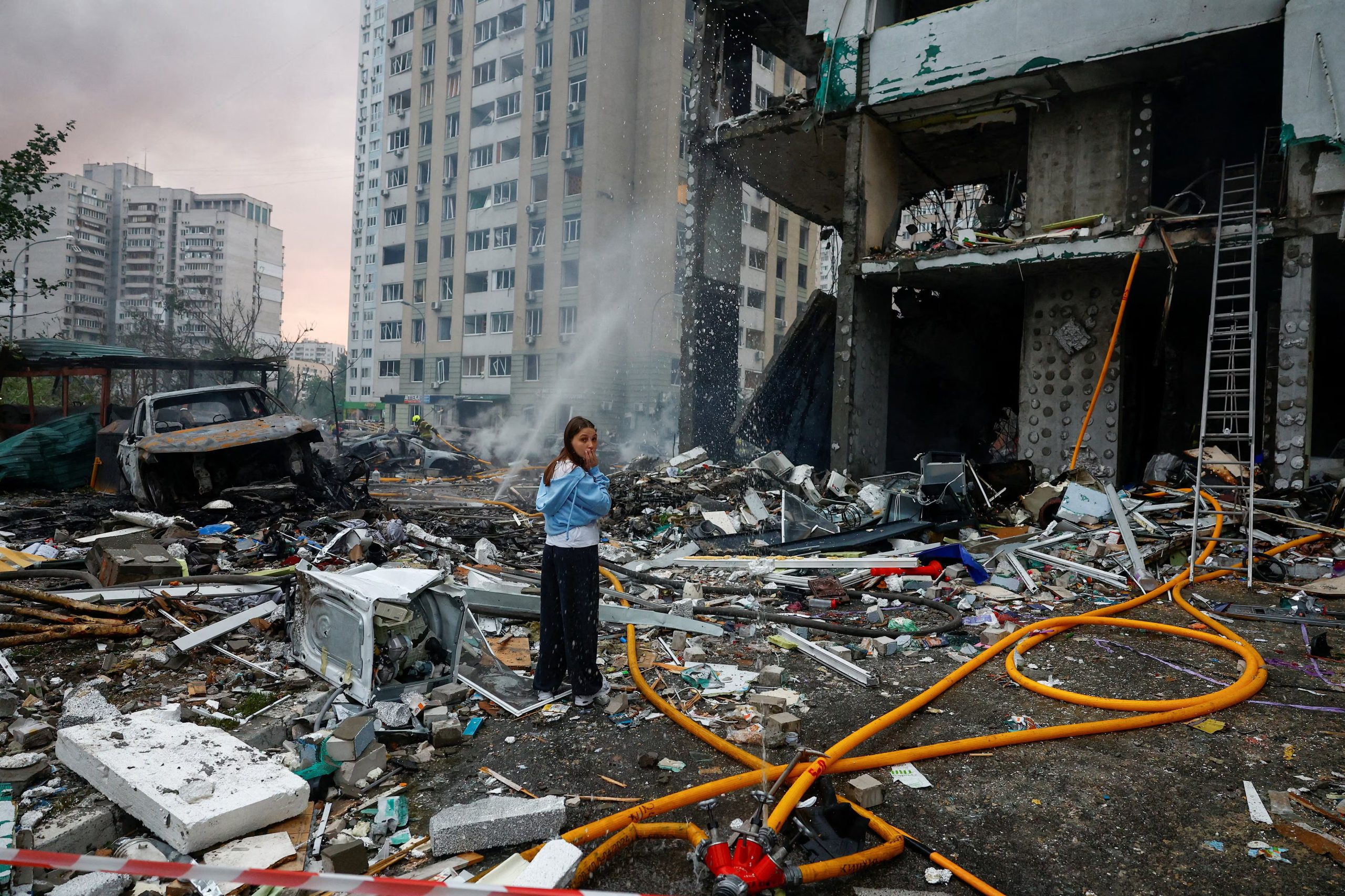 Una residente reacciona mientras espera a los rescatistas que buscan a su familiar dentro de un edificio de apartamentos, que fue alcanzado durante los ataques con misiles y drones rusos, en medio del ataque de Rusia contra Ucrania, en Kiev, Ucrania, el 6 de julio de 2026
REUTERS/Valentyn Ogirenko