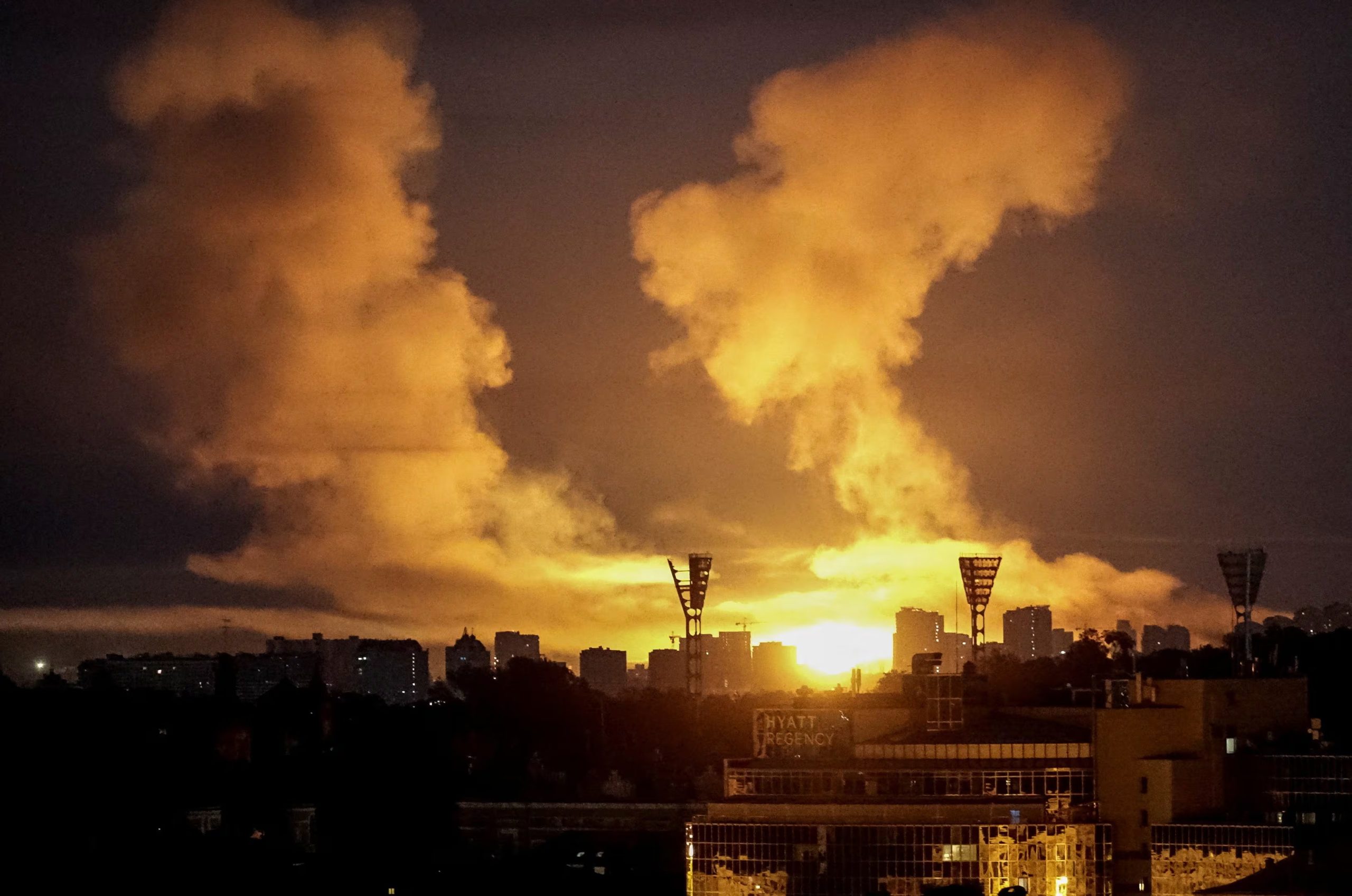 Una explosión ilumina el cielo sobre la ciudad durante un ataque con misiles y drones rusos, en el marco de la ofensiva de Rusia contra Ucrania, en Kiev (Ucrania), el 2 de julio de 2026 (REUTERS/Anna Voitenko)