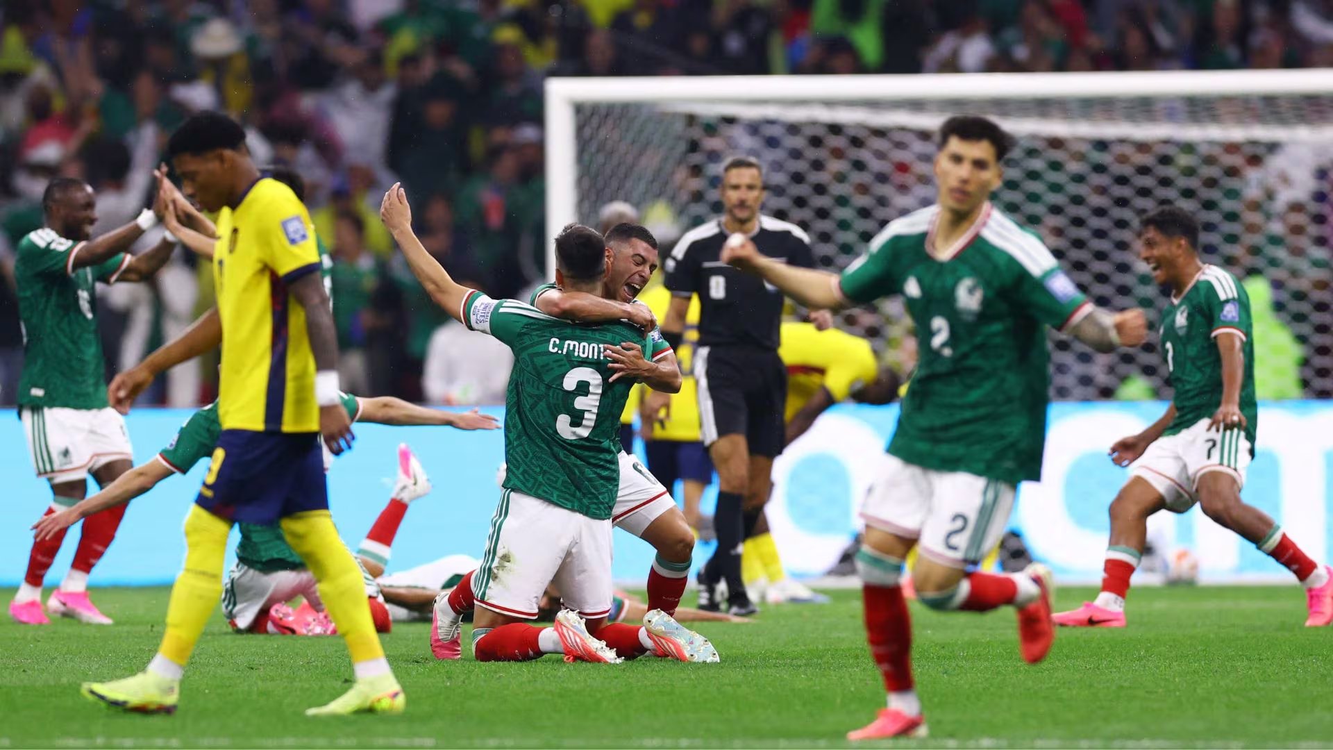 Los futbolistas mexicanos Erik Lira y César Montes celebran el segundo gol de su equipo en el partido de octavos de final contra Ecuador, durante la Copa Mundial de la FIFA 2026, el 30 de junio en el Estadio Azteca de Ciudad de México. (Reuters)