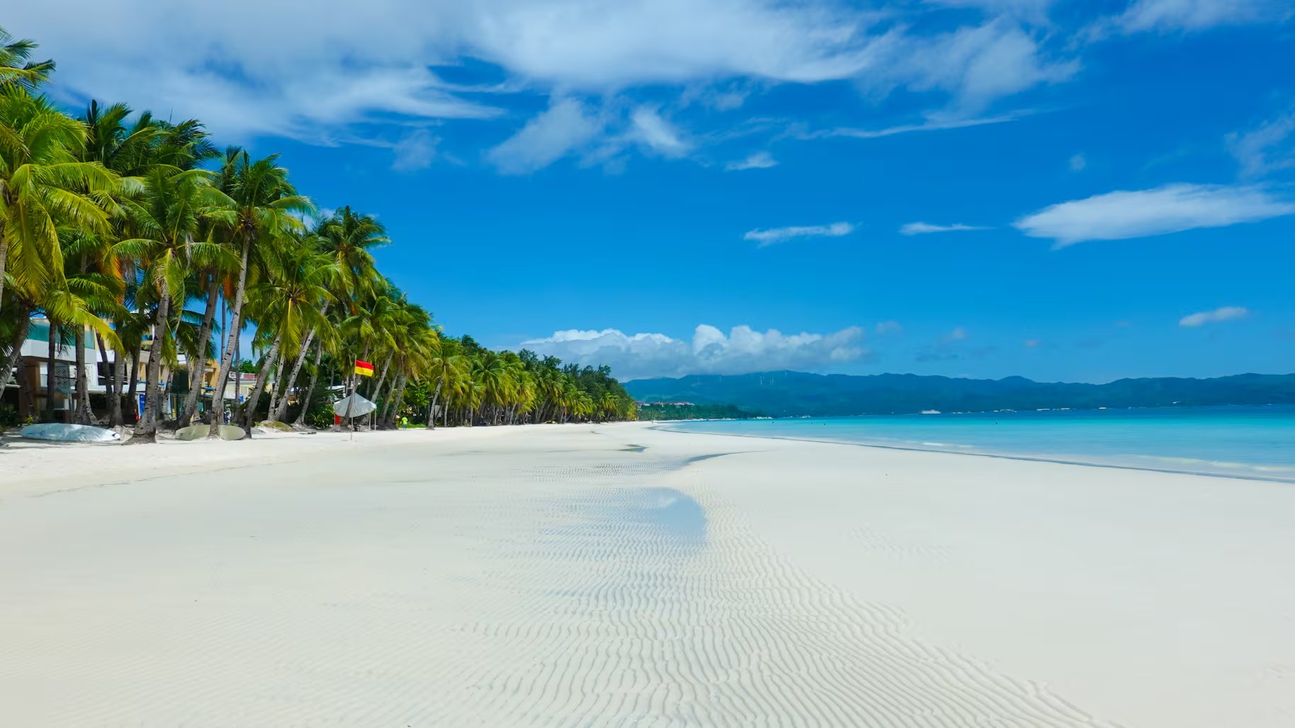 Boracay, en Filipinas, mantiene temperaturas altas durante buena parte del año y un mar apto para el baño sin grandes oscilaciones (Wikimedia Commons)