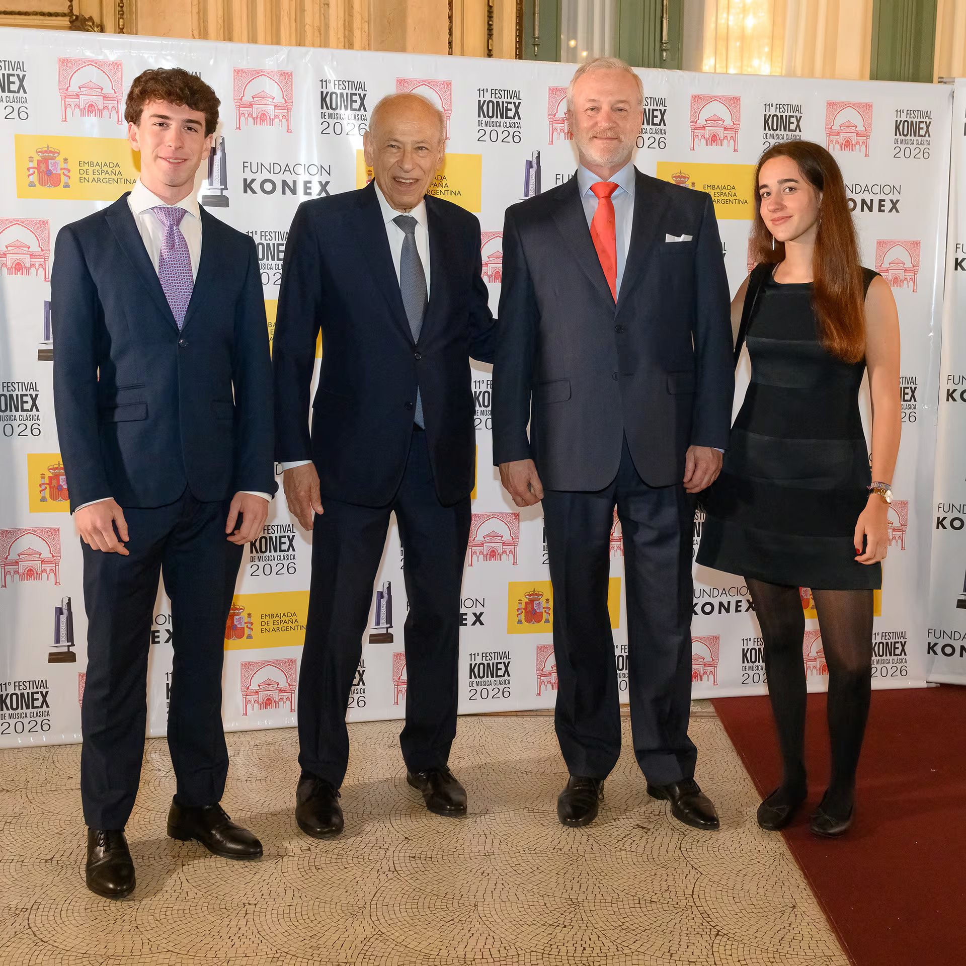 El embajador de Serbia, Veljko Lazic, junto a sus dos hijos
