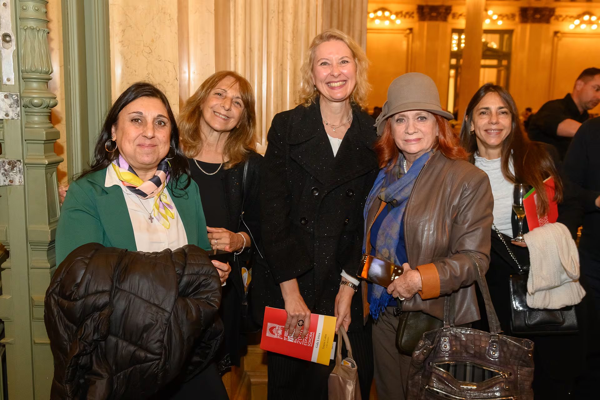 Teresa González Fernández, presidente de ALPI, junto a sus amigas 