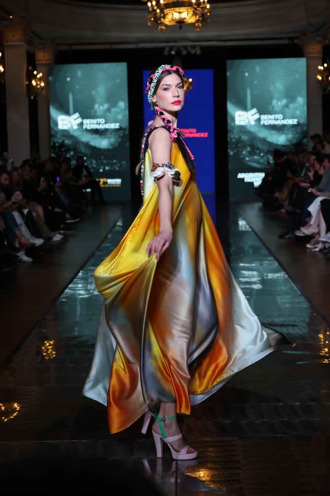 La pasarela rememoró momentos icónicos de la moda argentina, con guiños a desfiles y prendas que marcaron época