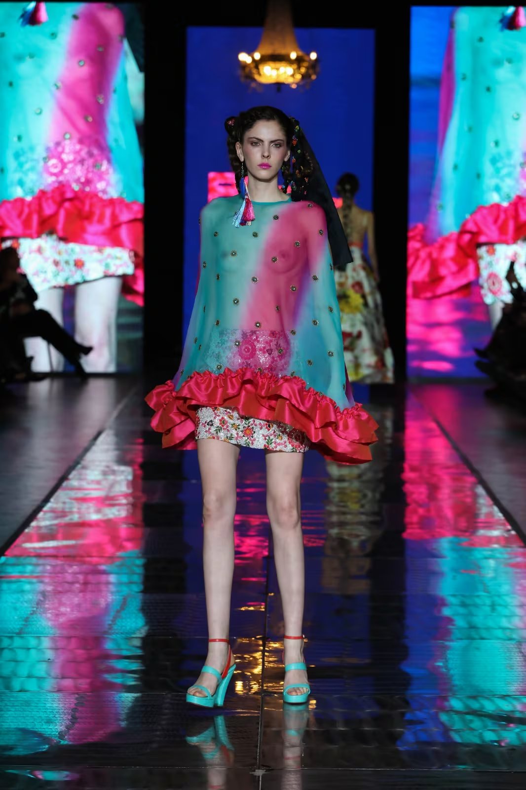 El cierre del desfile unió a modelos históricas y debutantes, reflejando el diálogo entre pasado y futuro en la obra de Benito