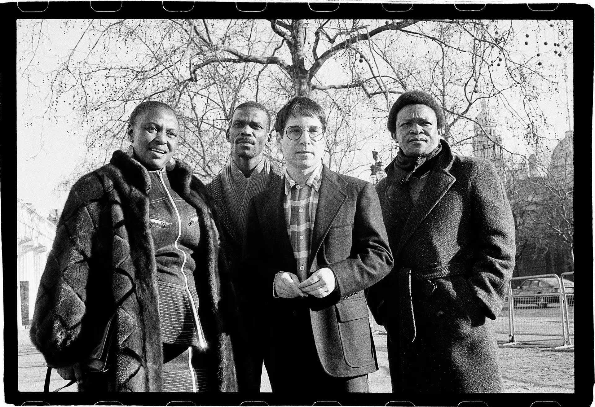 De izq. a der.: Miriam Makeba, Ray Phiri, Paul Simon, Hugh Masekela en la puerta del Institute of Contemporary Arts de Londres para publicitar el tour de presentación de 
