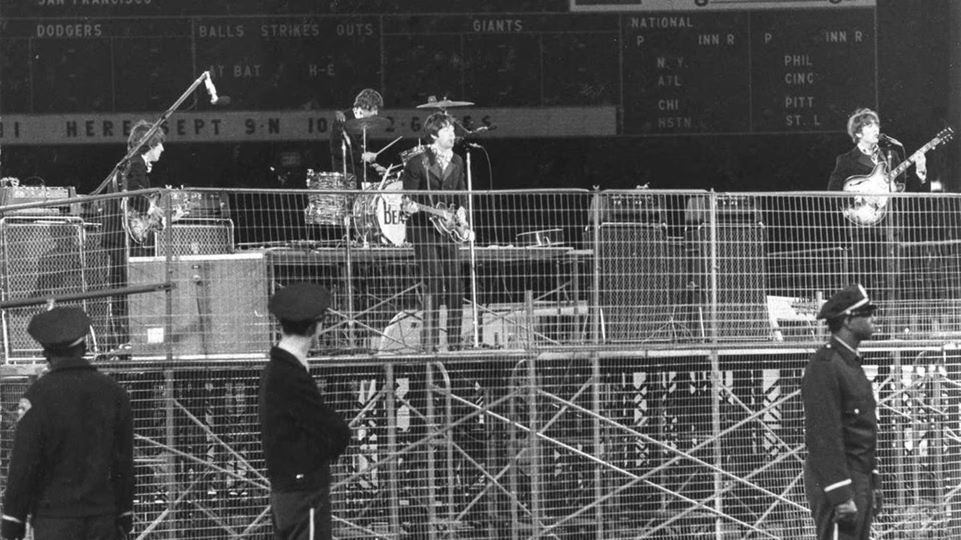 La frase de John Lennon sobre ser “más famosos que Cristo” desató en Estados Unidos quemas de discos, amenazas y protestas contra los Beatles (AP)
