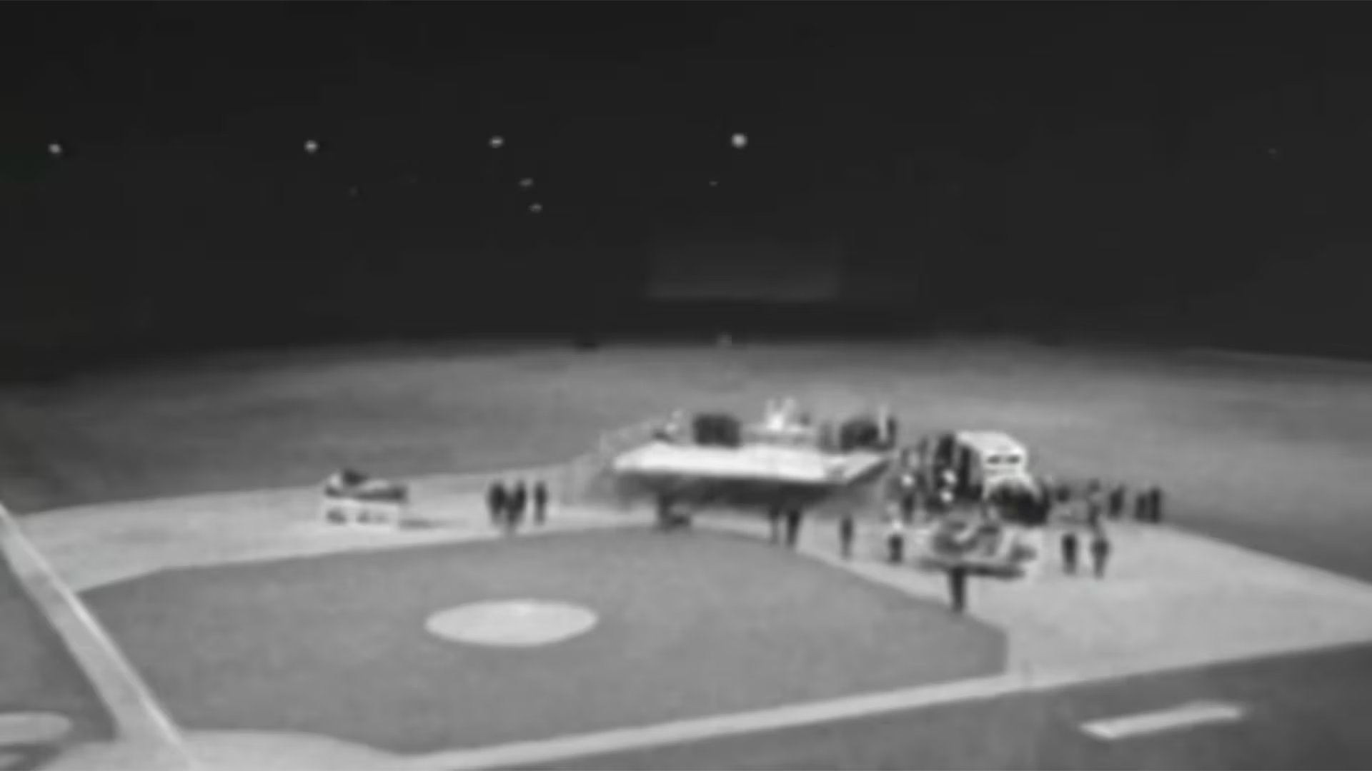 La grabación del último concierto de los Beatles quedó incompleta cuando la cinta se cortó en medio de “Long Tall Sally”, la canción final. El escenario montado en un estadio de béisbol (Captura de video)