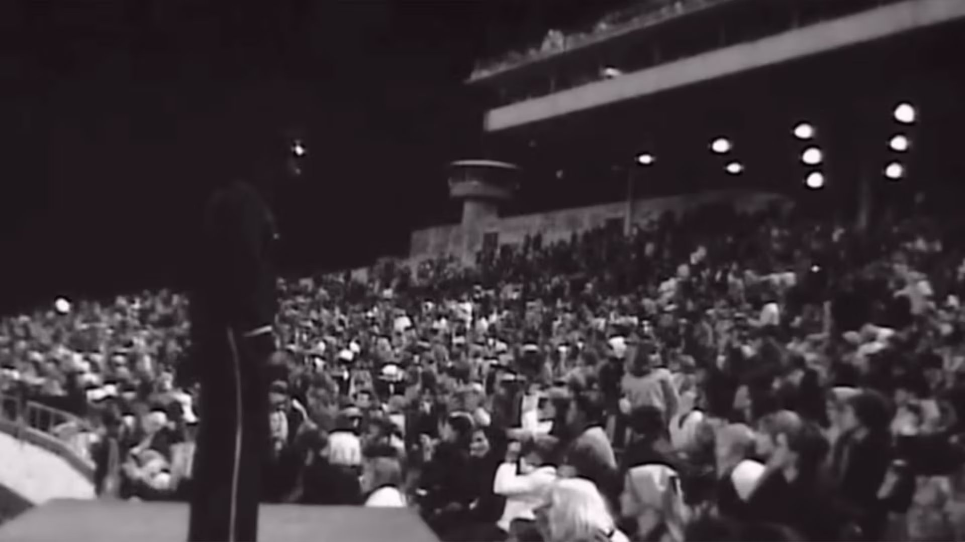 Candlestick Park recibió a 25.000 personas en un estadio para 42.500 y el último concierto pago de los Beatles dejó pérdidas a la empresa organizadora (Captura de video)
