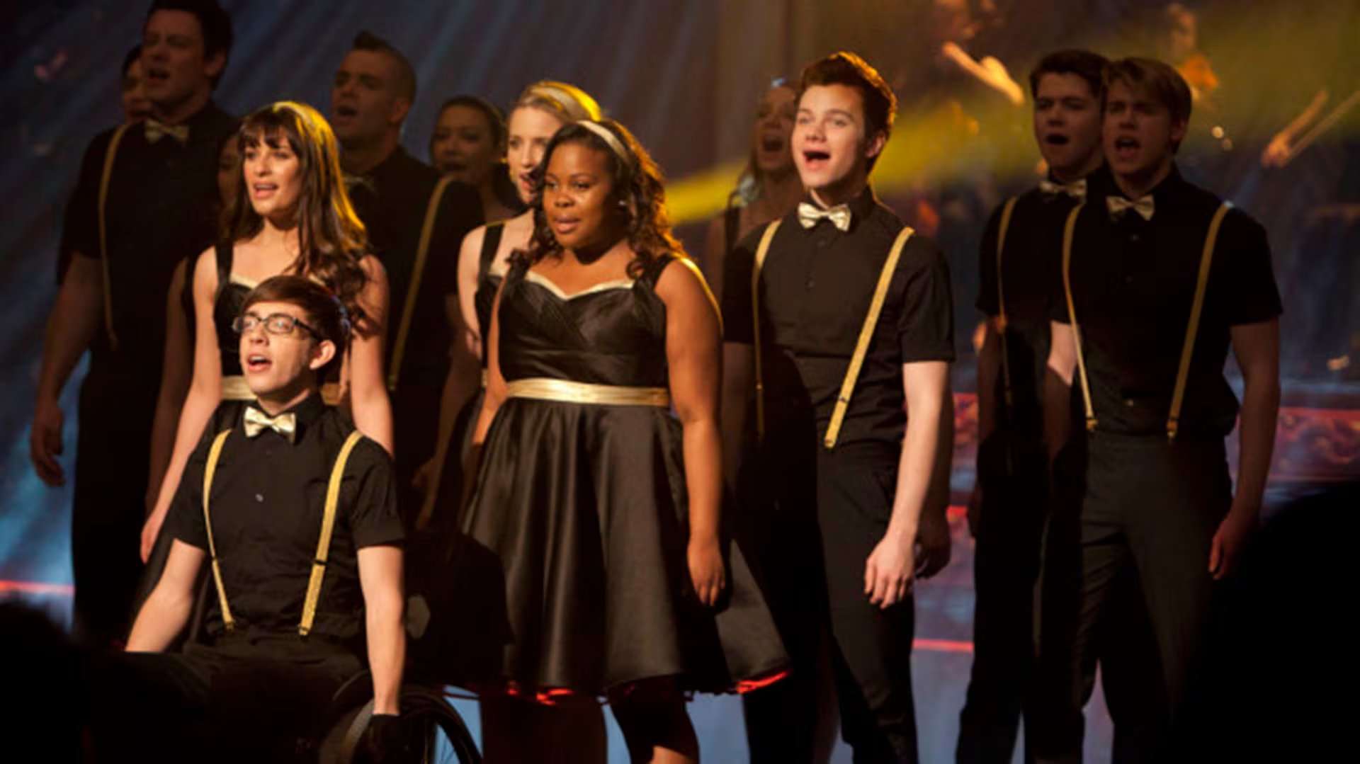 El éxito original de Glee llevó a sus protagonistas a convertirse en algunas de las figuras jóvenes más reconocidas de la televisión de la época (Cr: Adam Rose/FOX)
