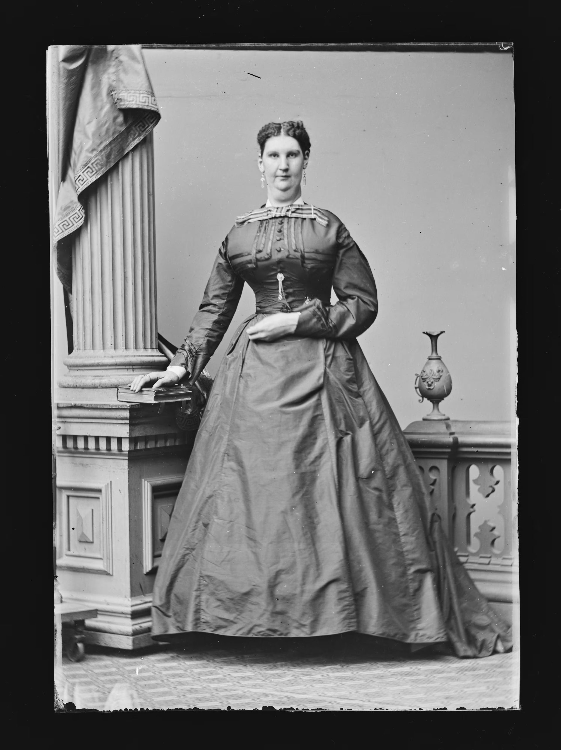 Anna Haining Bates sobrevivió al incendio del Museo Americano de Barnum en 1865, cuando 18 hombres la bajaron con cuerdas y poleas desde un tercer piso (Diccionario de Biografías de Canadá)