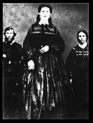 Anna Haining Bates junto a sus padres, que tenían una altura común (Dominio público)