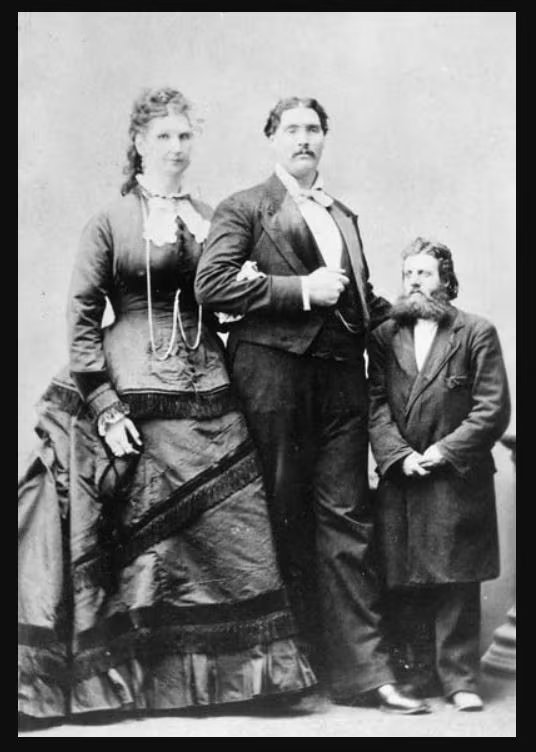 La casa de Anna Haining Bates y Martin Van Buren Bates en Ohio fue construida a medida, con techos de 4,27 metros y puertas de 2,59 metros (Diccionario de Biografías de Canadá)