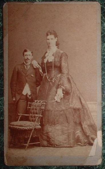 El gigantismo de Anna Haining Bates fue atribuido después de su muerte a un tumor en la glándula pituitaria que altera la hormona de crecimiento