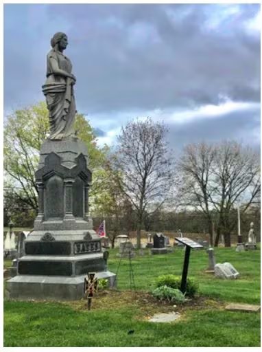 Anna Haining Bates murió en 1888 a los 41 años por un paro cardíaco asociado a tuberculosis y problemas de tiroides. En la foto el monumento en su tumba