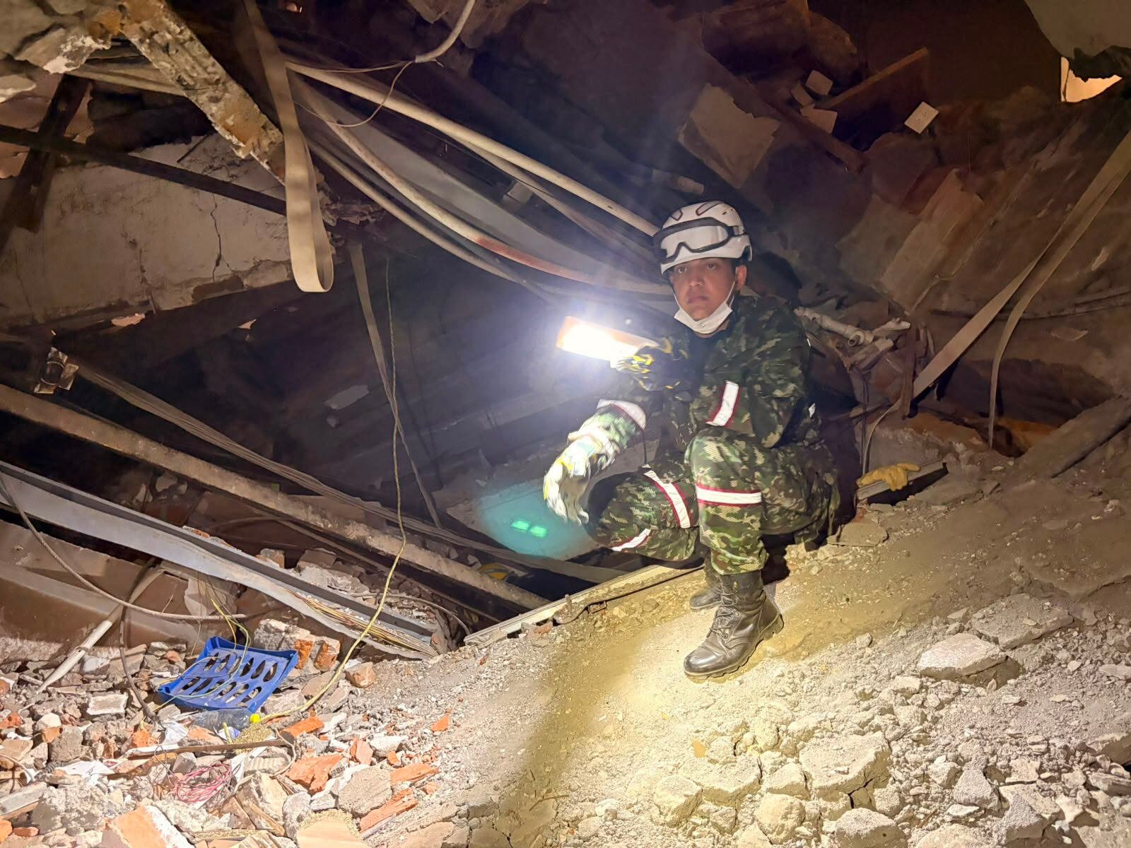 Soldados del Ejército participaron en las labores de búsqueda y rescate entre los escombros de las estructuras afectadas por el terremoto en Colombia - crédito Ejército Nacional