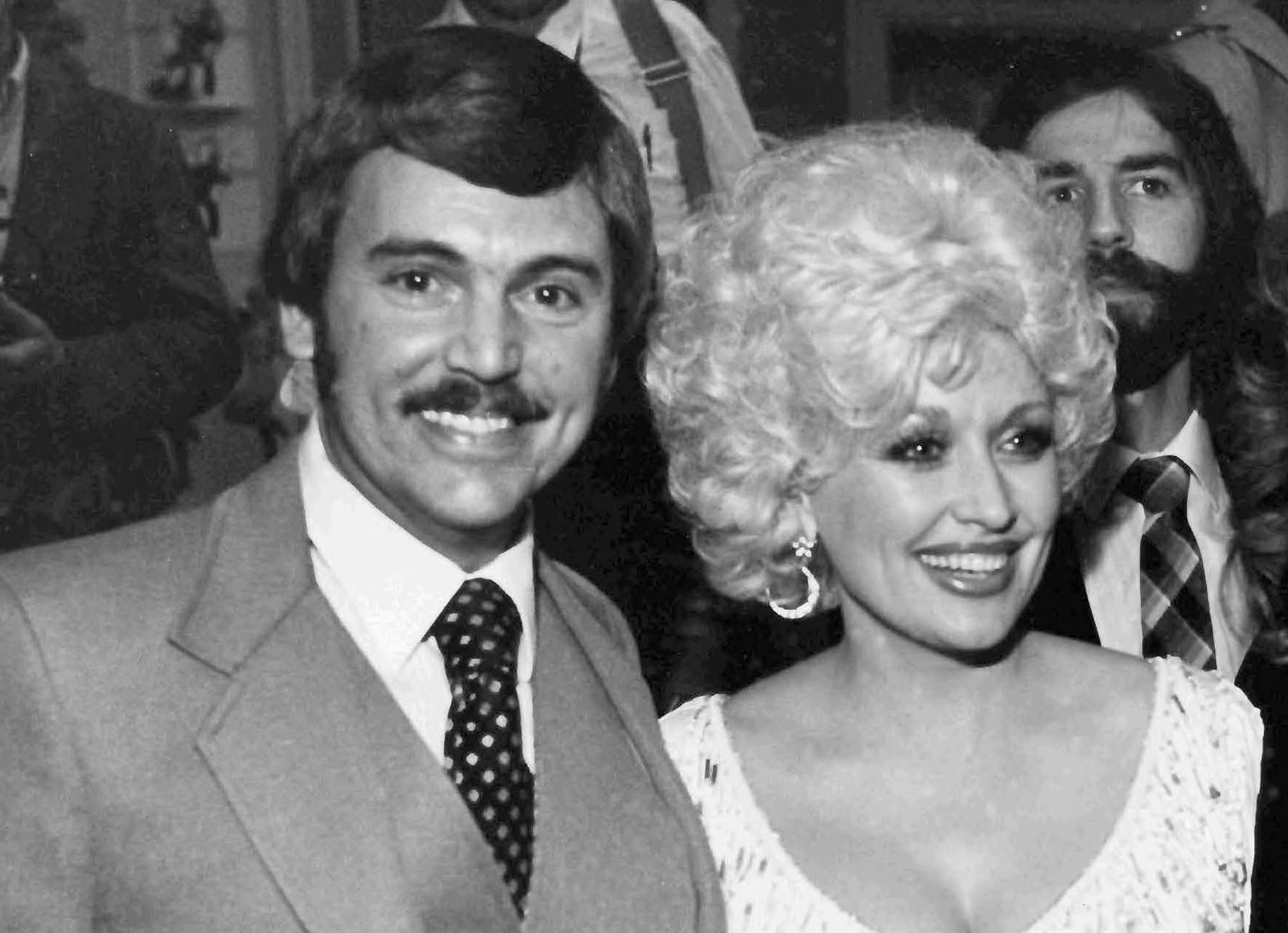 Dolly Parton junto al periodista Joe Edwards, quien escribió druante nueve años la columna 