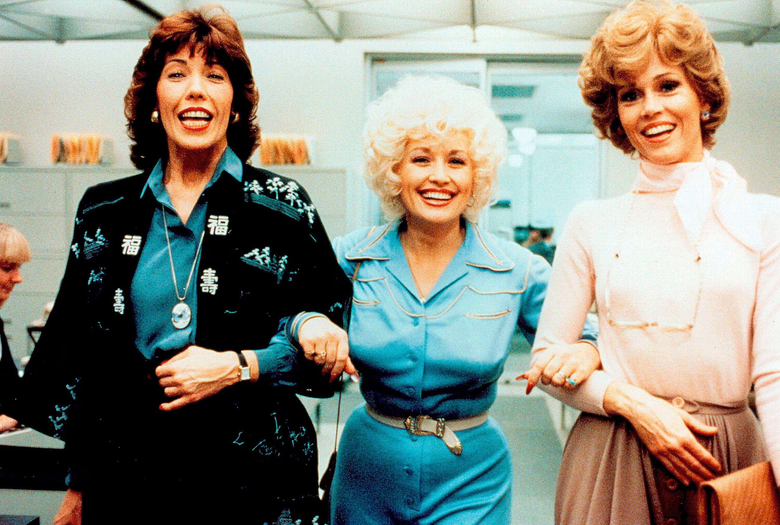 Dolly Parton junto a las actrices Lily Tomlin y Jane Fonda, durante una escena de la comedia 