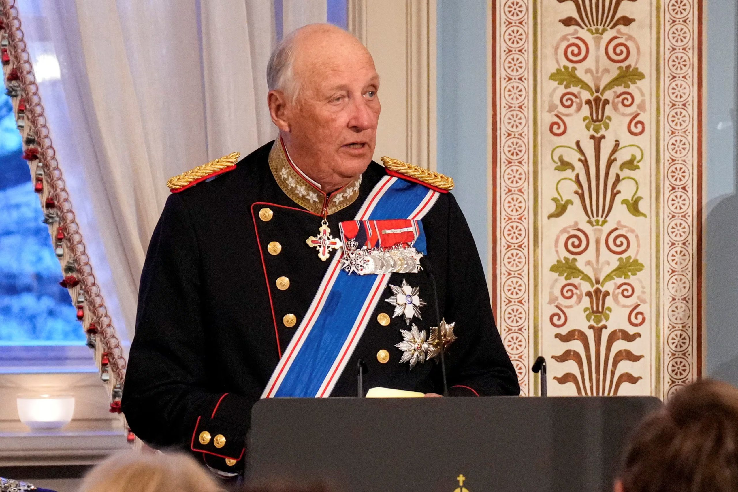  El rey Harald de Noruega pronuncia un discurso durante una cena de gala en el Palacio con motivo de la visita de Estado de la pareja presidencial islandesa, en Oslo, Noruega. 8 de abril de 2025. Fredrik Varfjell/NTB/vía REUTERS