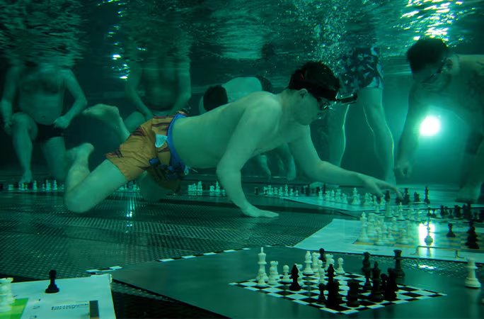 El reglamento del ajedrez subacuático establece que un jugador pierde la partida si sube a la superficie sin mover y solo permite usar gafas, sin equipos de buceo (Créditos: Récord Guinness)