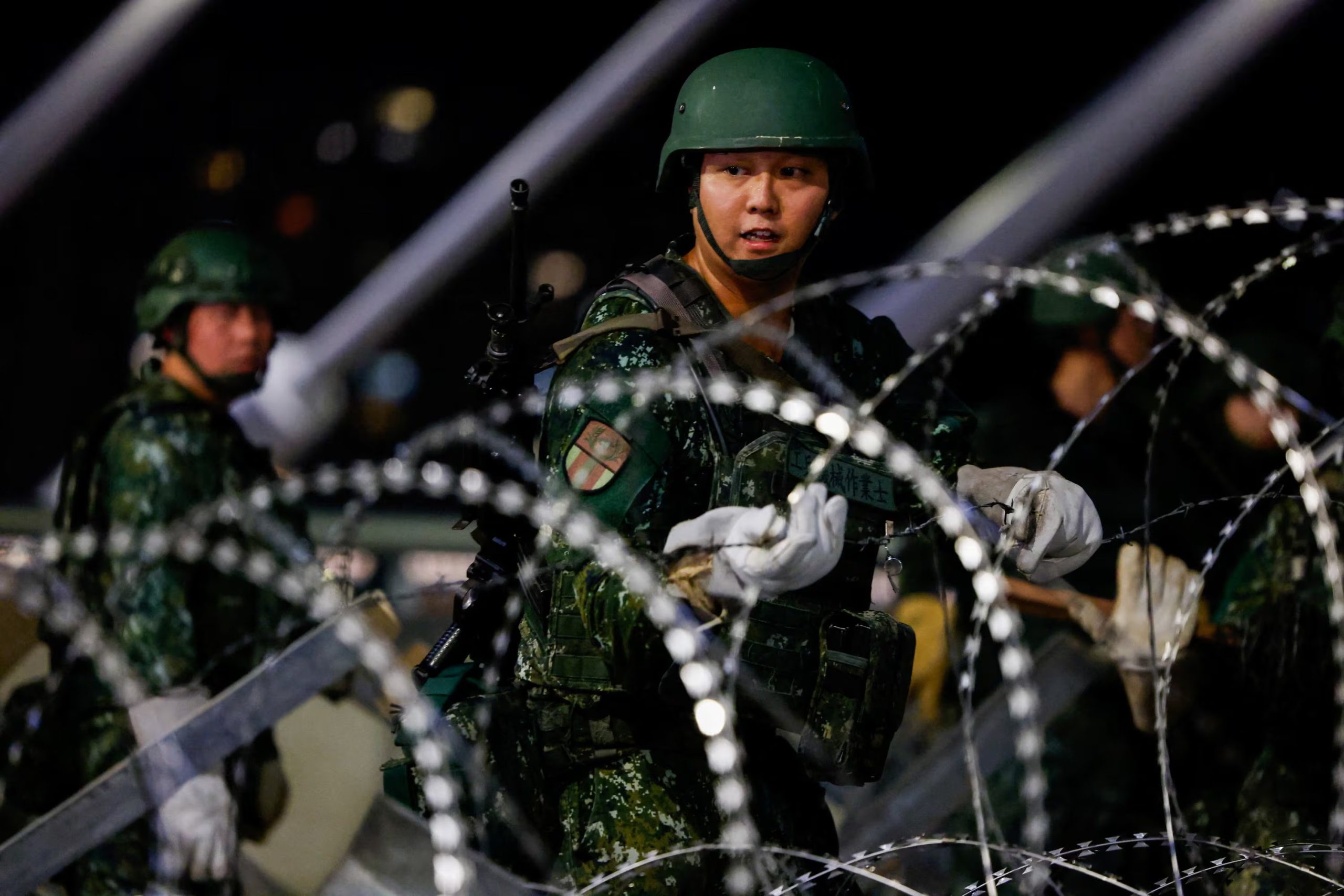 Miembros del ejército de Taiwán llevan a cabo un ejercicio de bloqueo en el puente Danjiang durante las maniobras militares anuales Han Kuang en la ciudad de Nuevo Taipéi, Taiwán, el 6 de agosto de 2026 (REUTERS/Ann Wang)