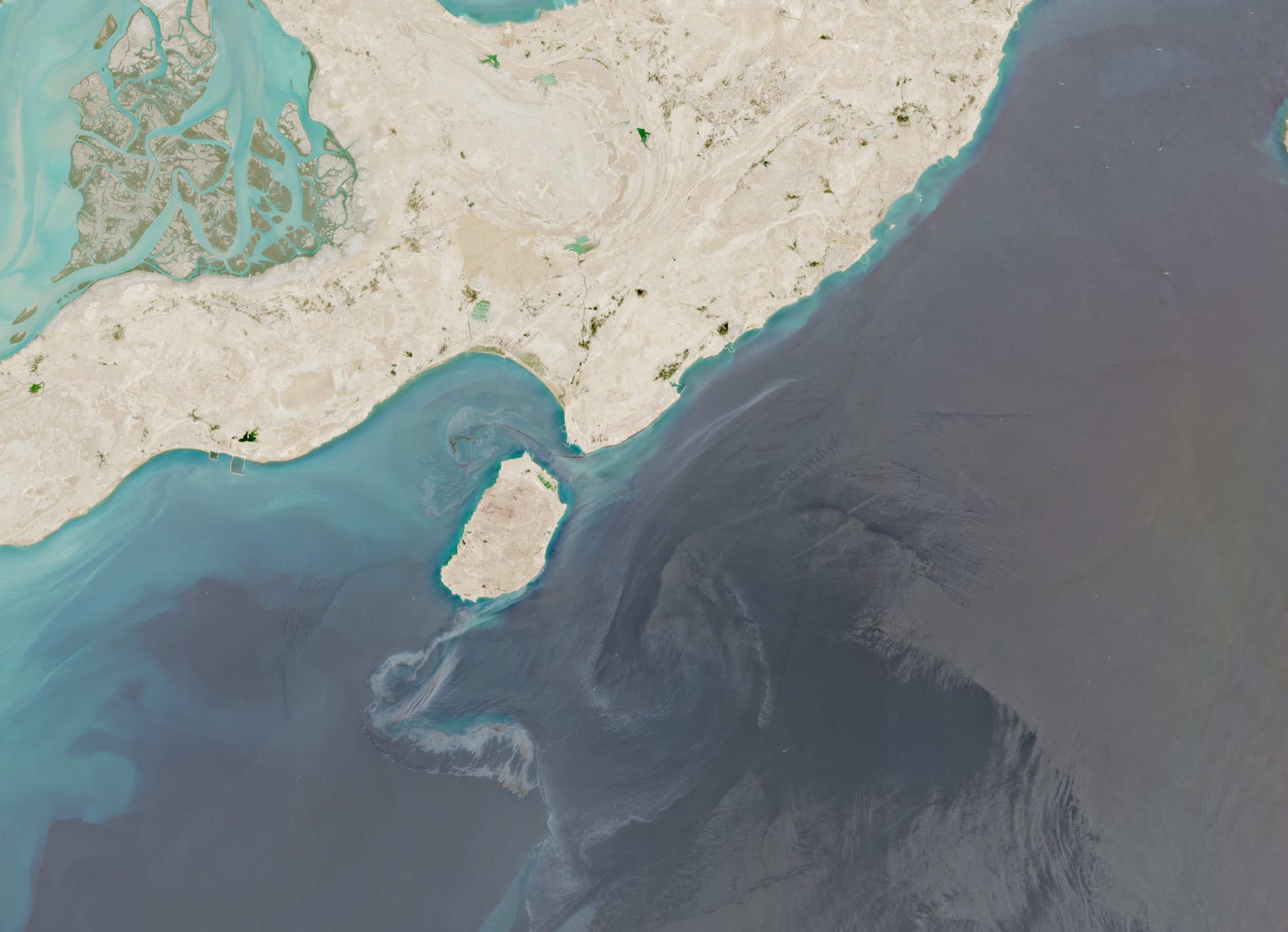 Las imágenes satelitales Sentinel-2 identificaron una extensa mancha de petróleo frente a la isla de Qeshm, con un tramo que se extiende unos 160 kilómetros. (European Union/Copernicus Sentinel-2/Handout via REUTERS)