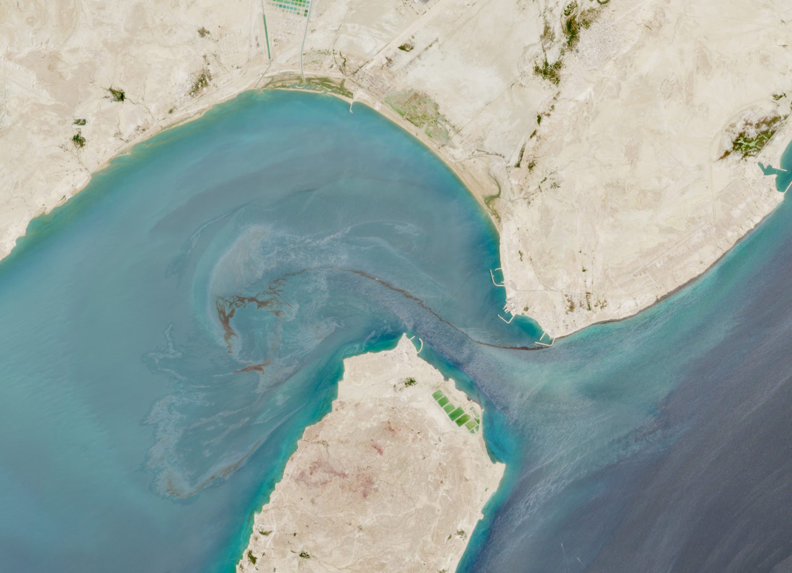 La contaminación por petróleo ya alcanzó sectores de la costa iraní y llegó a las playas de Suza, en Qeshm. (European Union/Copernicus Sentinel-2/Handout via REUTERS)