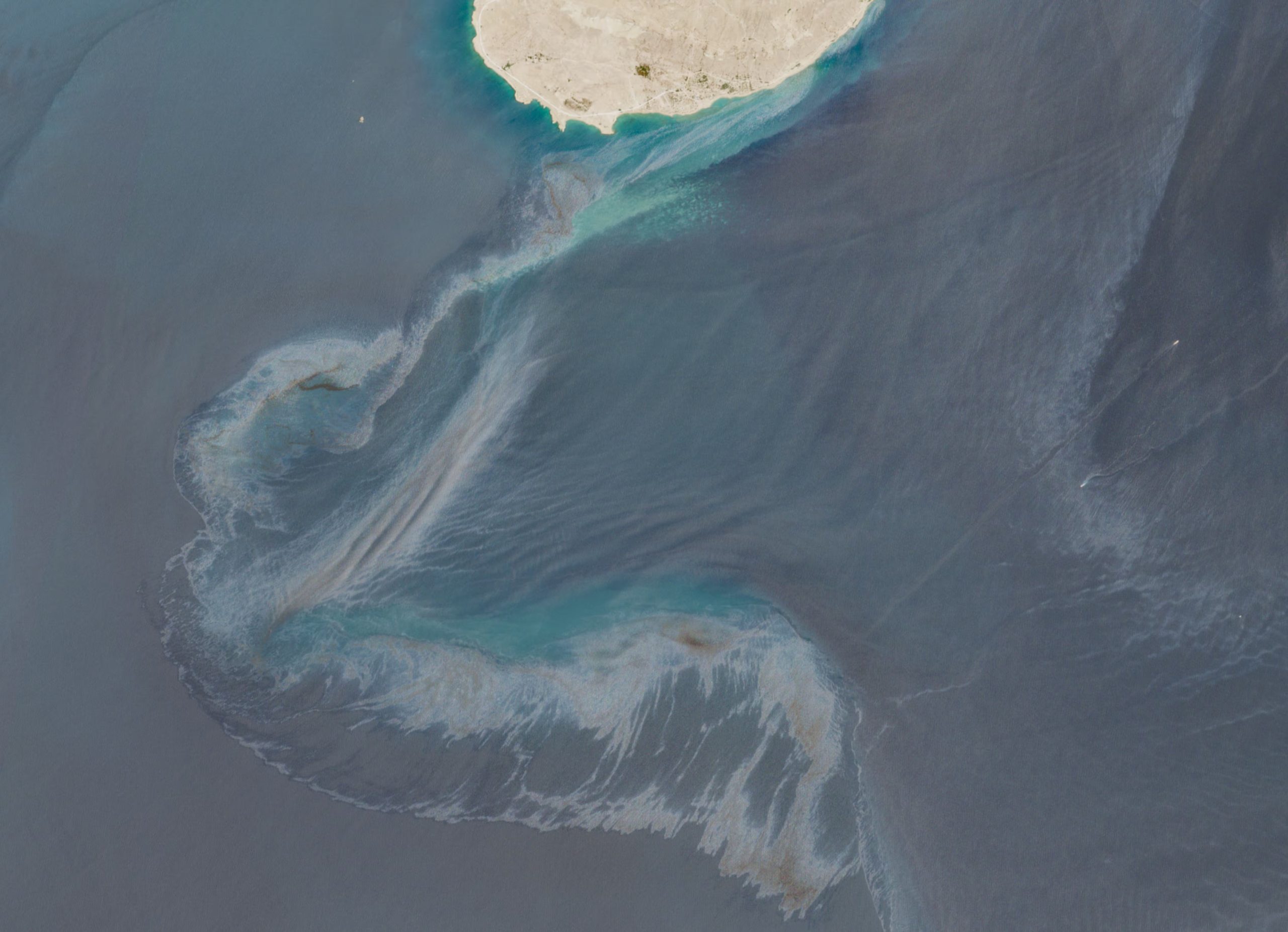 La principal hipótesis vincula la contaminación frente a Qeshm con el Minoan Pioneer, un buque atacado el 3 de agosto cerca de la costa de Omán. (European Union/Copernicus Sentinel-2/Handout via REUTERS)