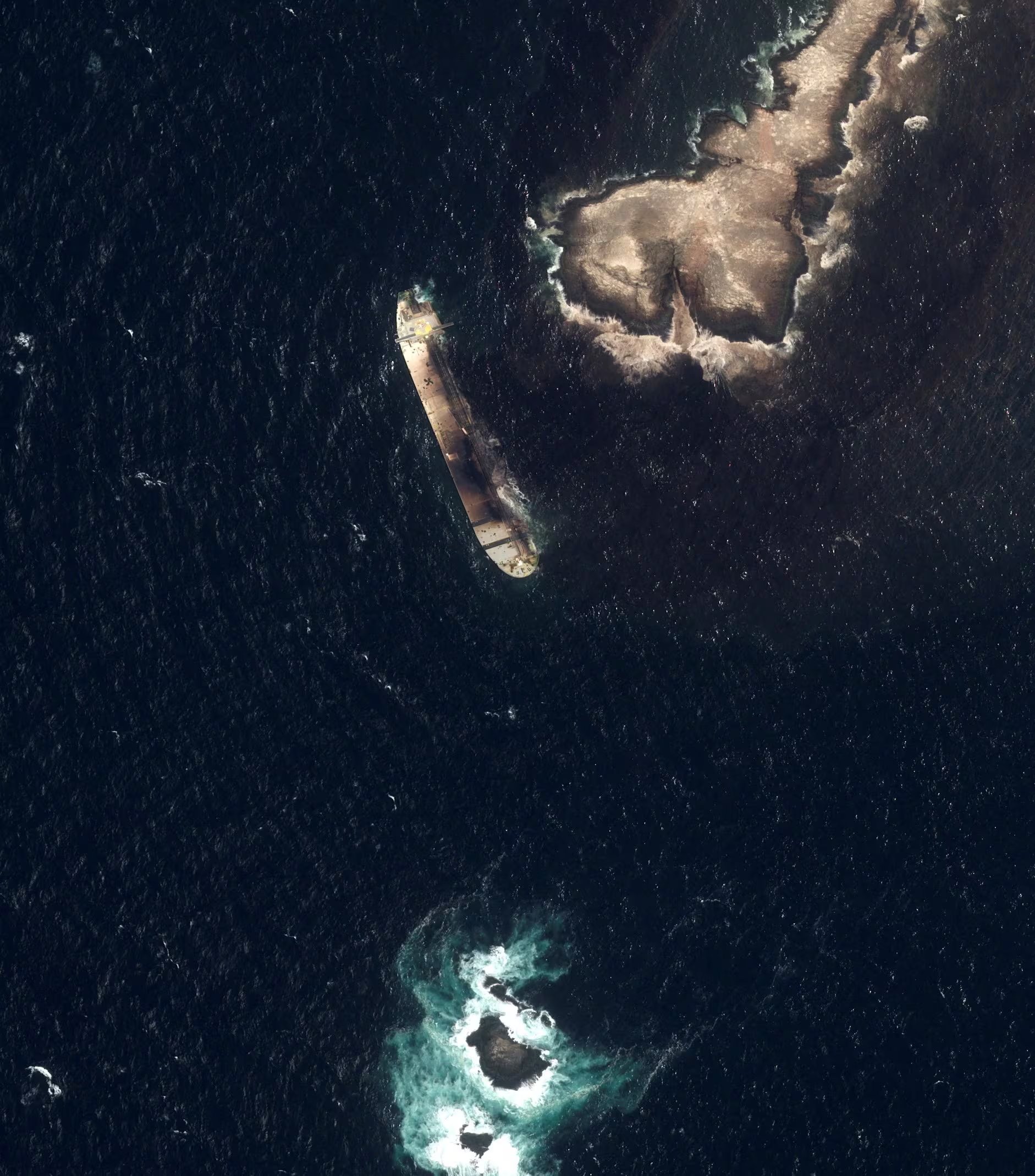 Omán enfrenta otro derrame de petróleo por el encallamiento del Caroline Bezengi, cuya fuga de crudo ruso ya afectó más de 2.000 kilómetros cuadrados y amenaza la biodiversidad marina. (Pléiades Neo © Airbus DS 2026/Handout via REUTERS)