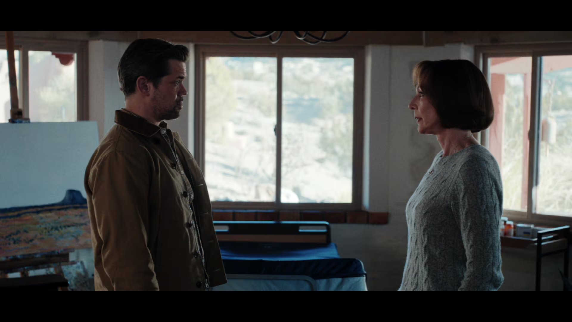 La película muestra que el hijo distanciado de Diane no regresa a casa y envía a su asistente personal para los arreglos finales. (HBO Max)