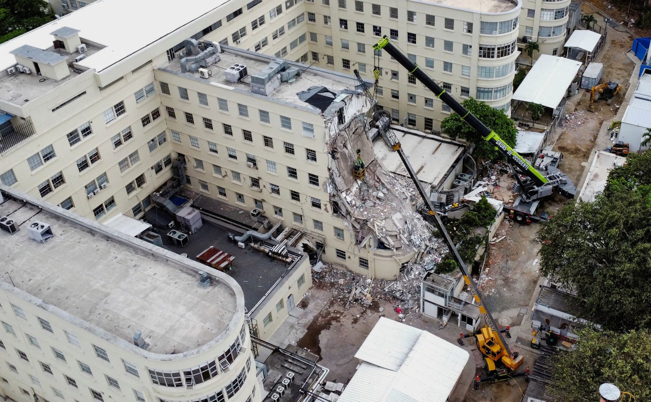 Una imagen tomada desde un dron muestra una torre parcialmente derrumbada en el Hospital Universitario del Valle Evaristo García, tras el terremoto, en Cali - crédito REUTERS/Raquel Cunha
