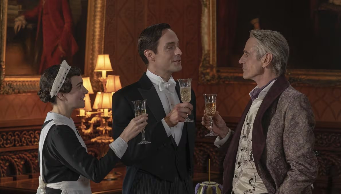 Jeremy Irons (derecha), Tom Mison y Sara Vickers en 'Watchmen'. (HBO Max)