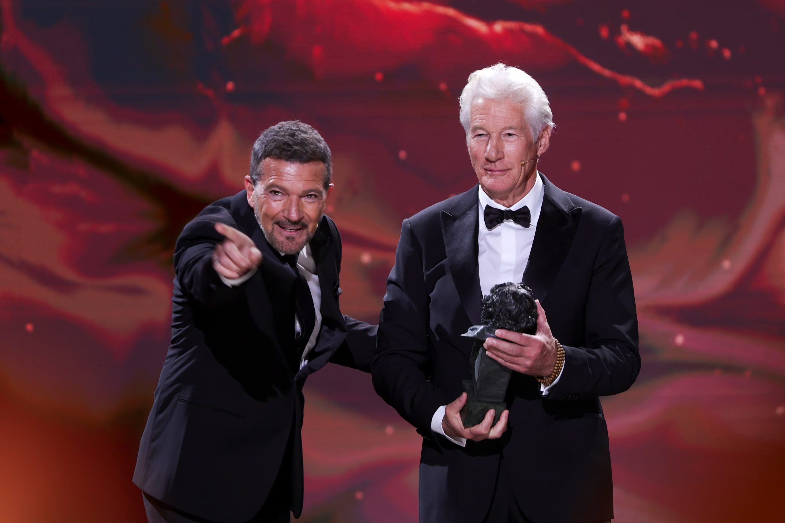 Richard Gere sostiene su Goya Internacional entregado por Antonio Banderas (Foto AP/Fermín Rodríguez)